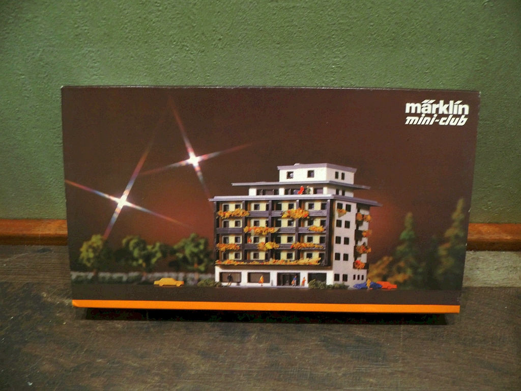 Märklin 8963 – Hochhaus mit Dachbungalow